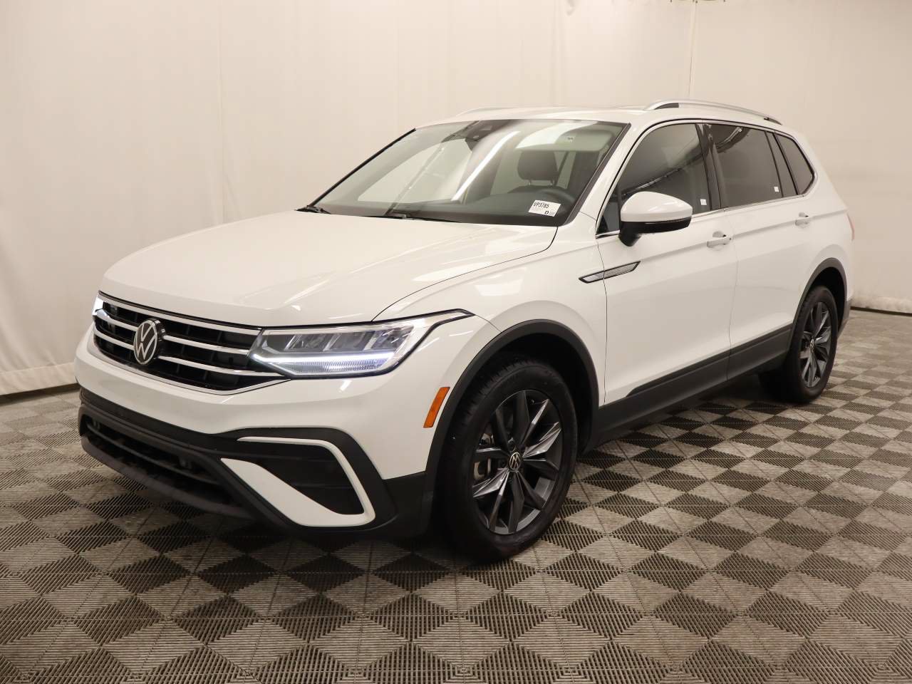 Certified 2023 Volkswagen Tiguan SE w/ Panoramic Sunroof Package FWD image 1