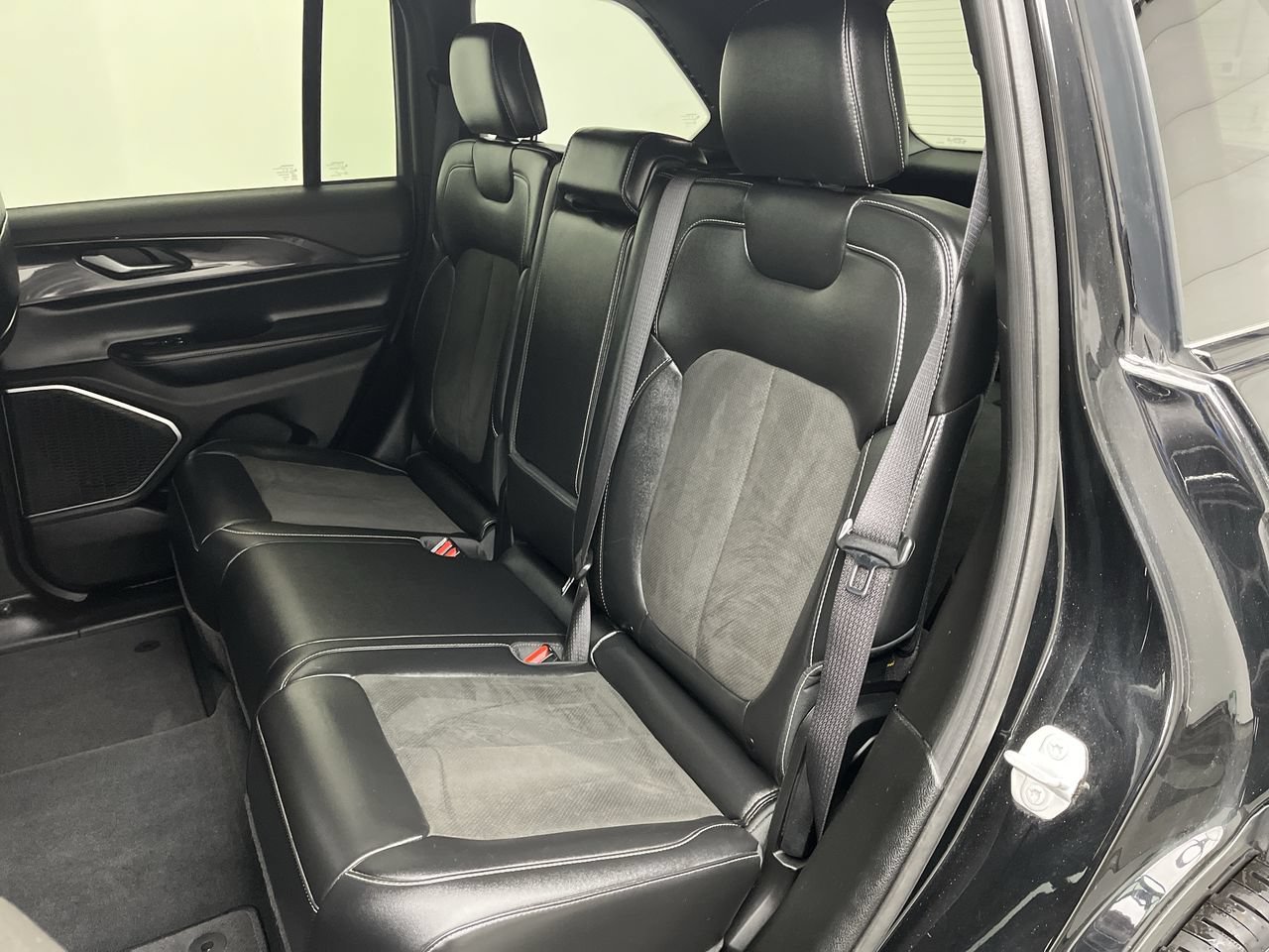 Used 2022 Jeep Grand Cherokee Altitude AWD/4WD image 10