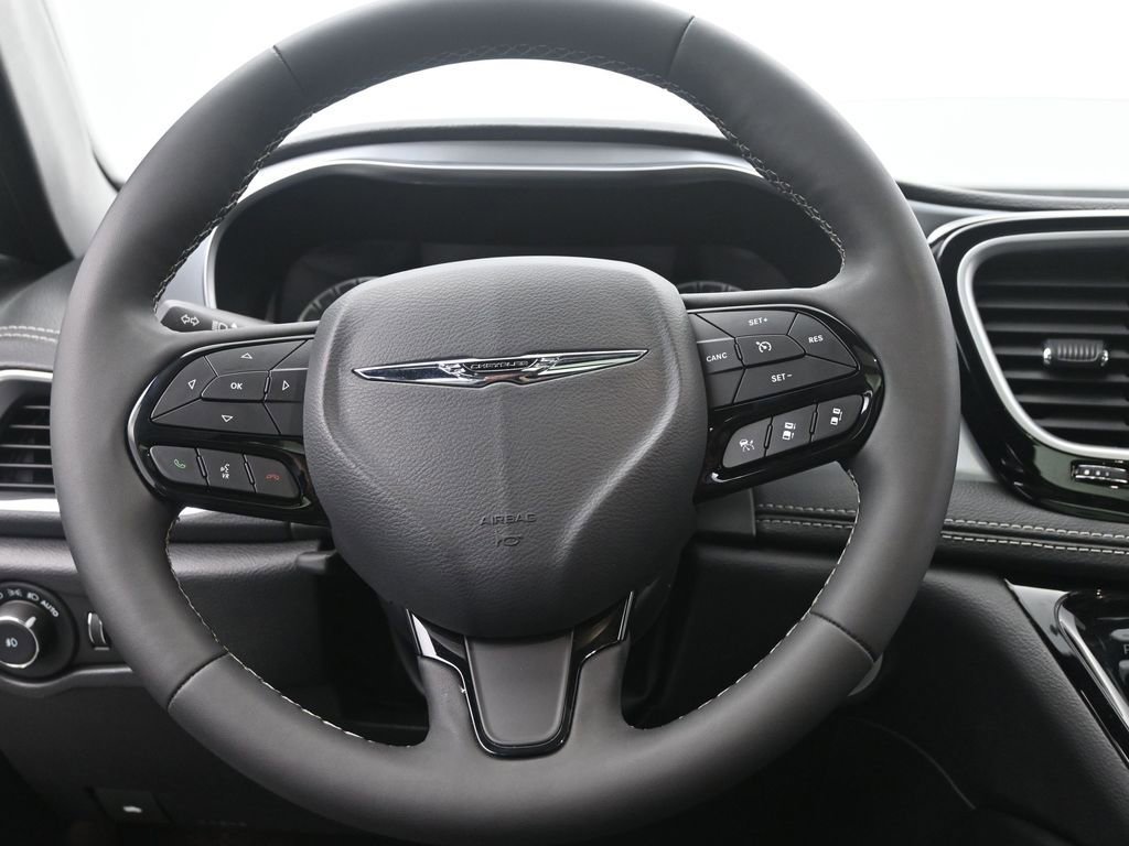 Used 2025 Chrysler Pacifica Limited image 28