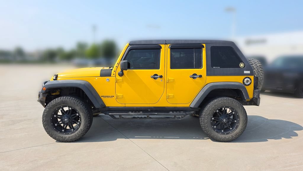 Used 2015 Jeep Wrangler Unlimited Rubicon w/ Connectivity Group AWD/4WD image 2