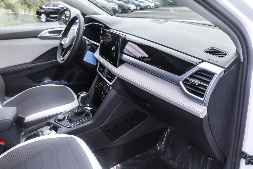 Used 2025 Volkswagen Taos SE image 31
