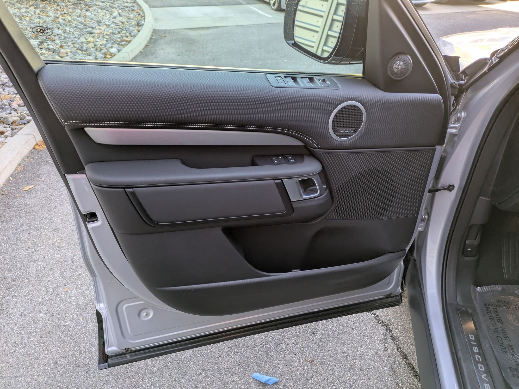 Used 2024 Land Rover Discovery Dynamic SE image 14