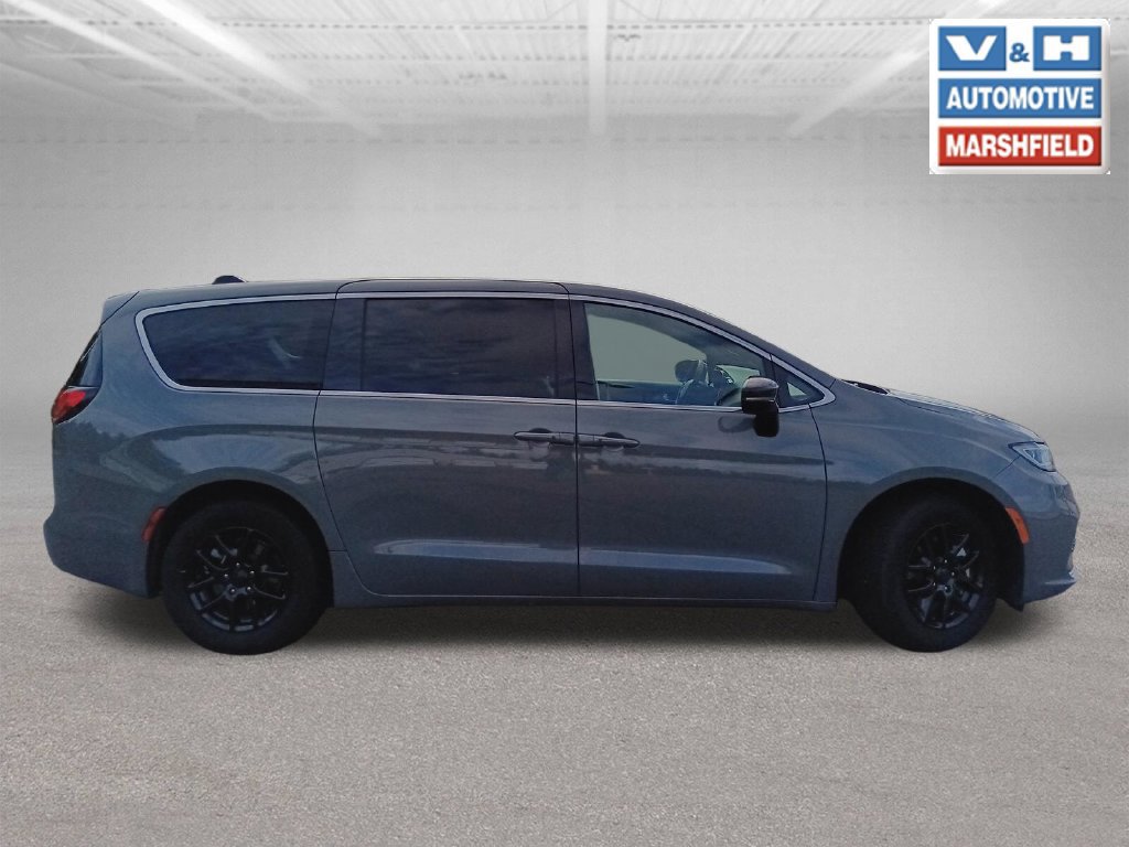 Used 2025 Chrysler Pacifica Select FWD image 4