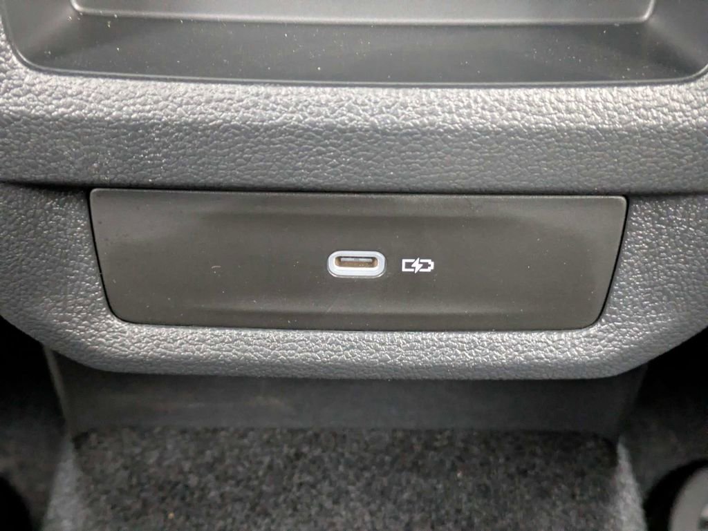 Certified 2025 Volkswagen Taos SE w/ Panoramic Sunroof Package image 15