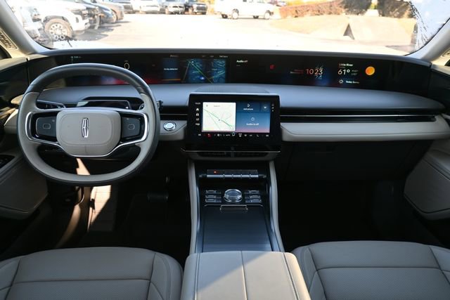 Used 2025 Lincoln Nautilus Premier image 12