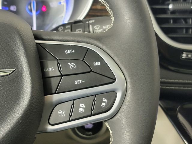 Used 2023 Chrysler Pacifica Limited AWD/4WD image 28