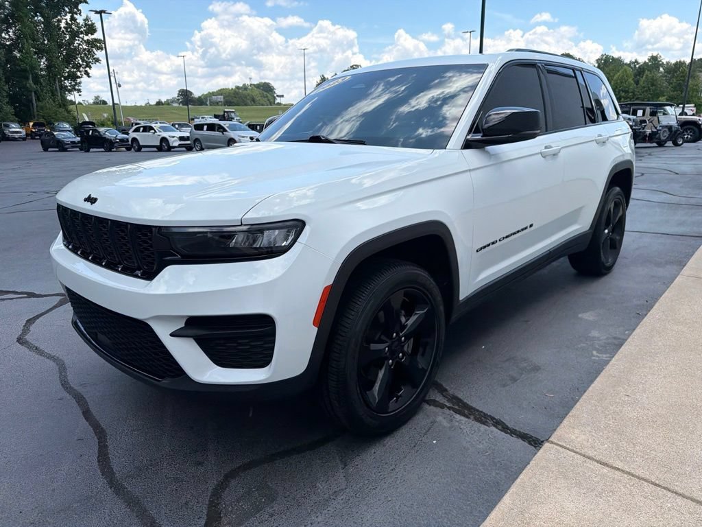 Used 2023 Jeep Grand Cherokee Altitude AWD/4WD image 4