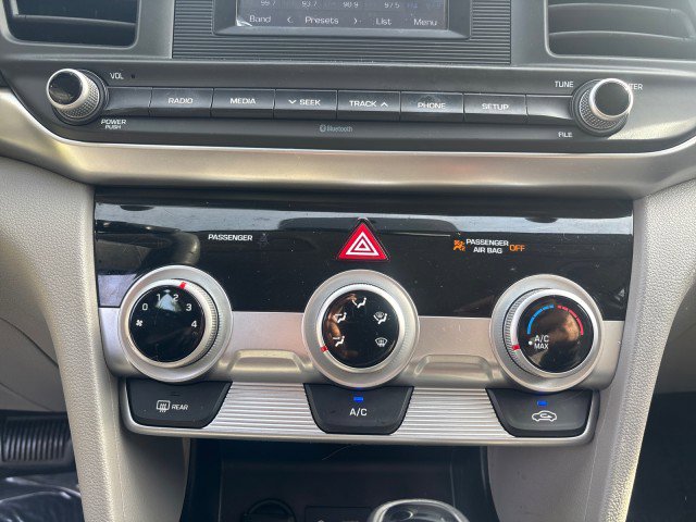 Used 2019 Hyundai Elantra SE image 18