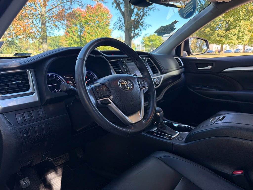 Used 2019 Toyota Highlander XLE AWD/4WD image 15