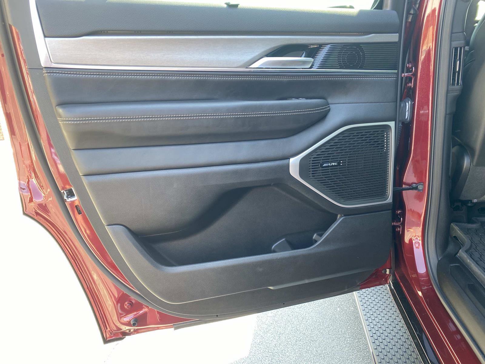 Certified 2024 Jeep Wagoneer Series II w/ Convenience Group I image 17