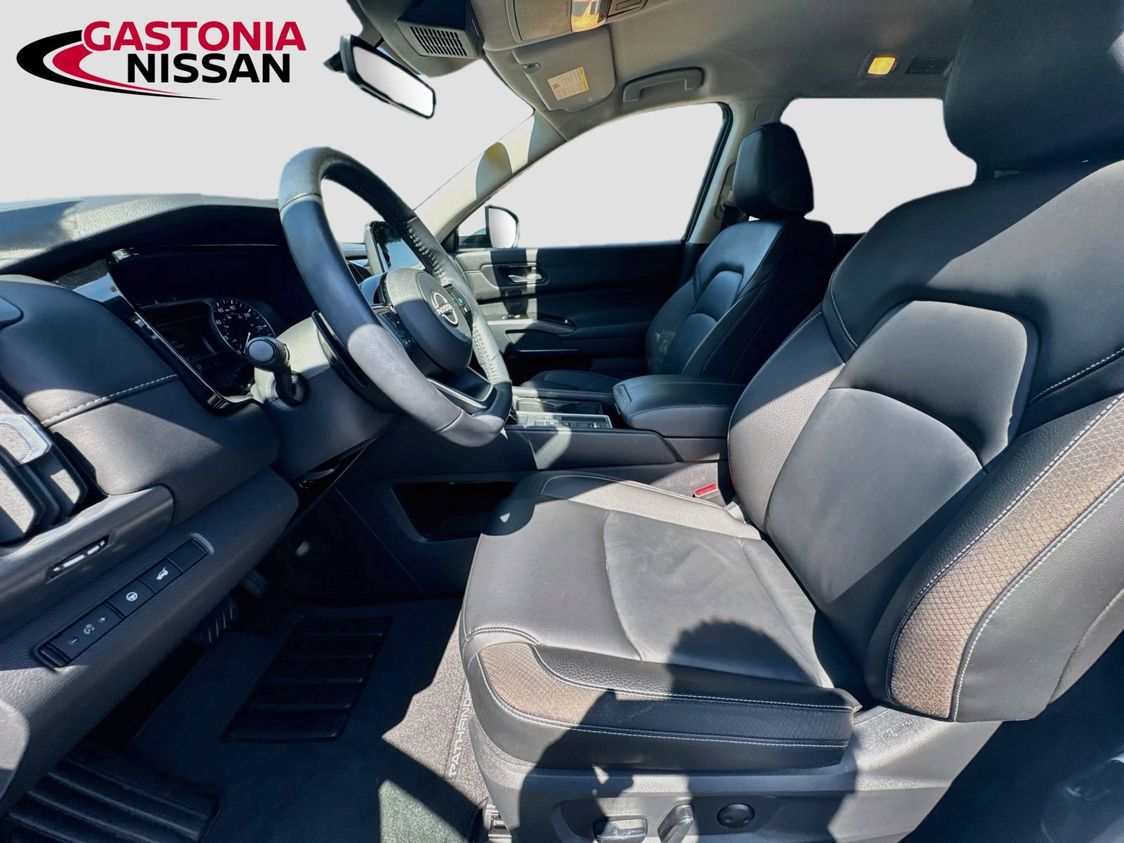 Used 2025 Nissan Pathfinder SL w/ Black Appearance Package FWD image 29
