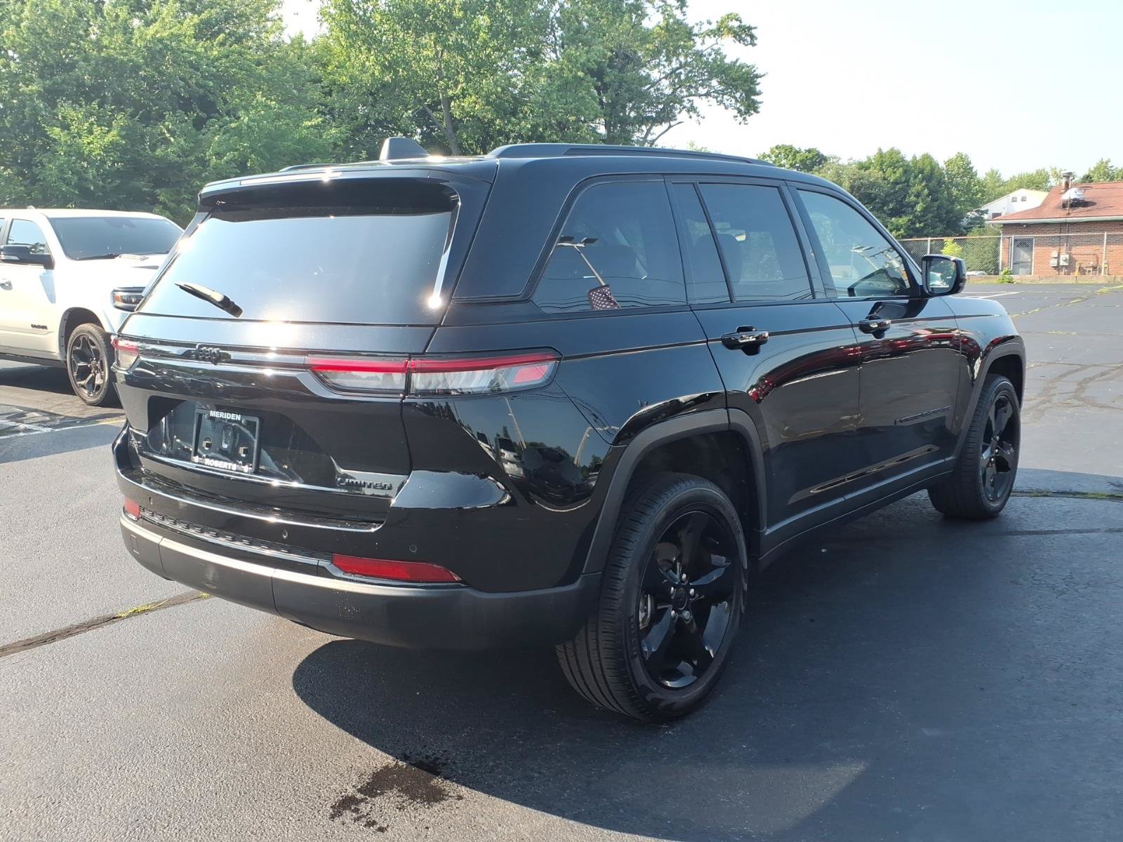 Certified 2023 Jeep Grand Cherokee Limited w/ Black Appearance Package AWD/4WD image 8