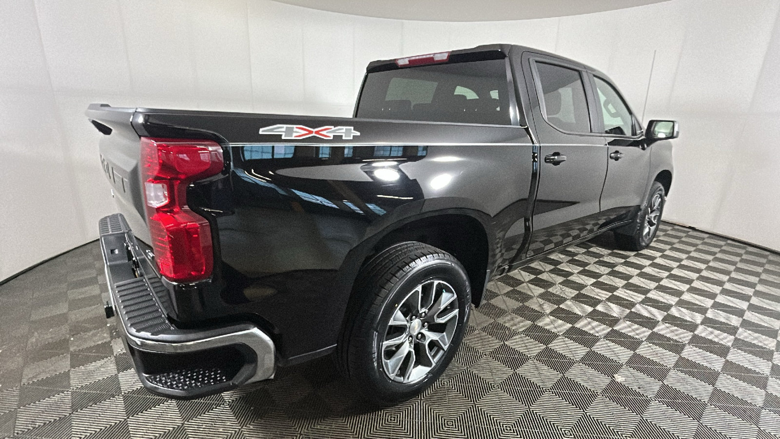 Used 2024 Chevrolet Silverado 1500 LT AWD/4WD image 3