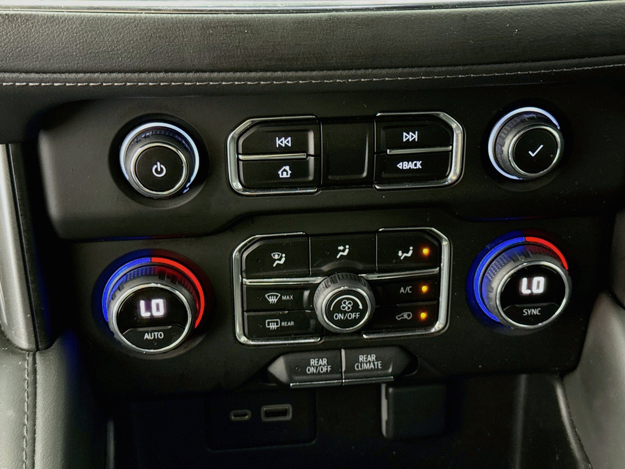 Used 2023 Chevrolet Suburban LS RWD image 17