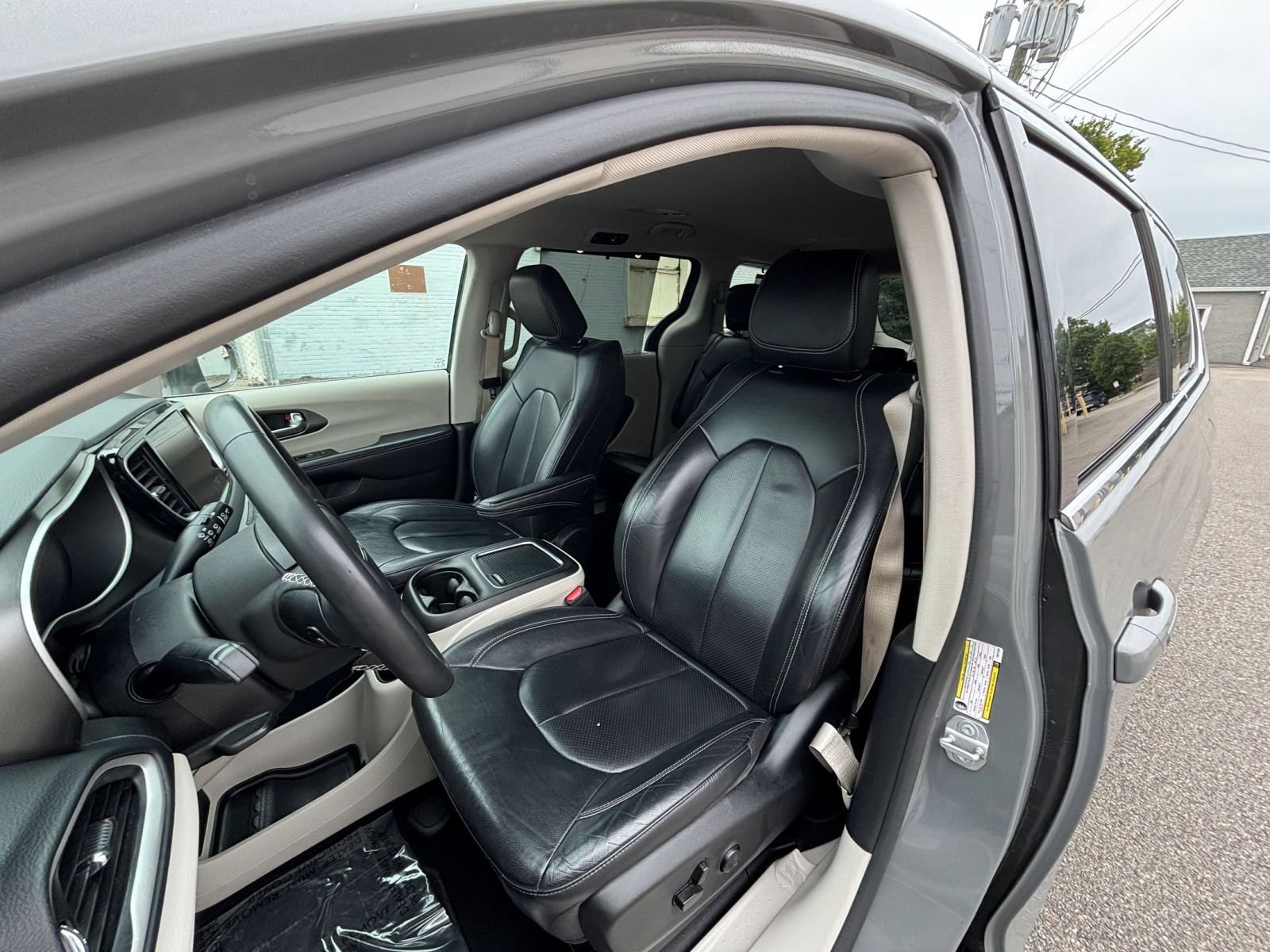 Used 2022 Chrysler Pacifica Touring-L FWD image 39