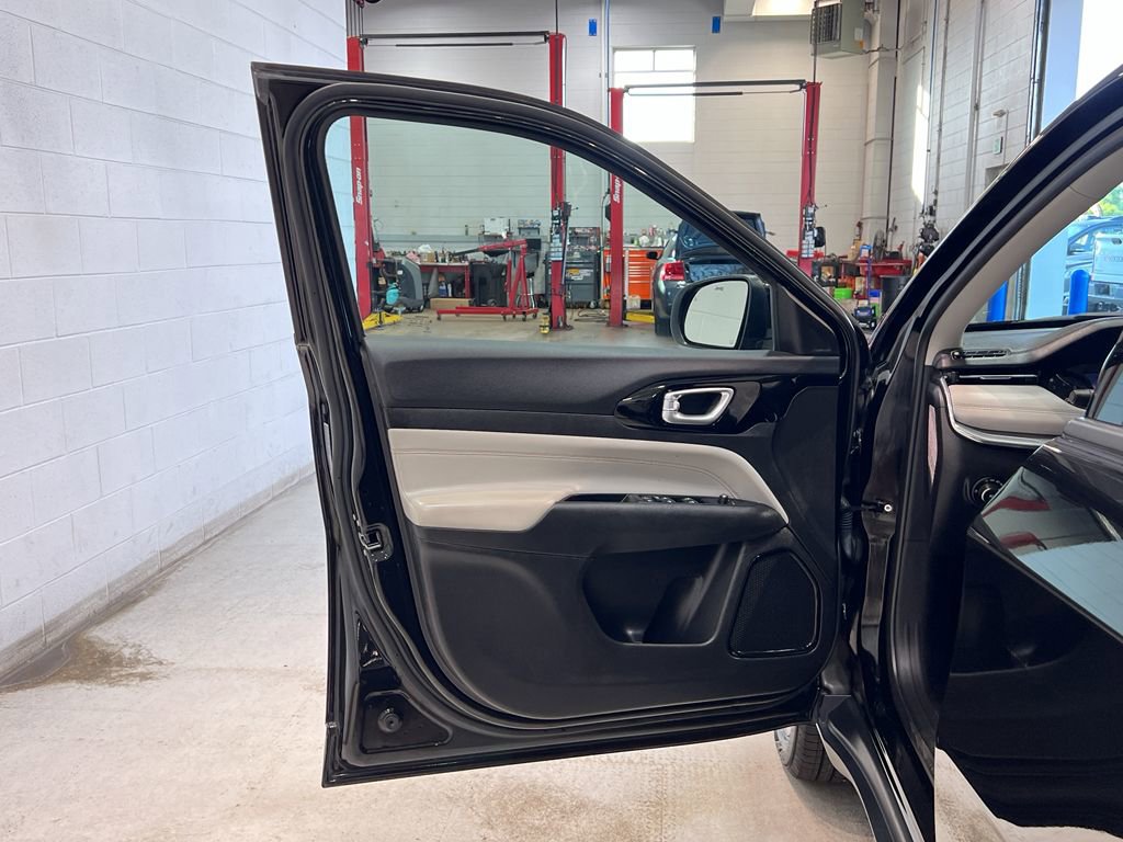 Used 2022 Jeep Compass Limited image 9