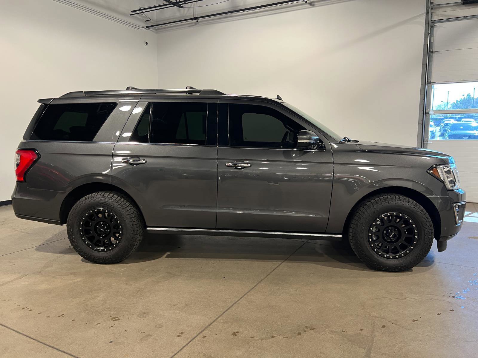 Used 2019 Ford Expedition Limited w/ Equipment Group 301A AWD/4WD image 2