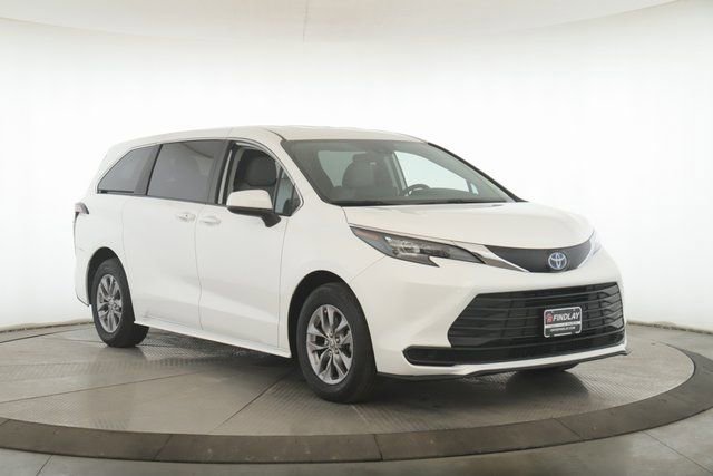 Used 2024 Toyota Sienna LE image 2