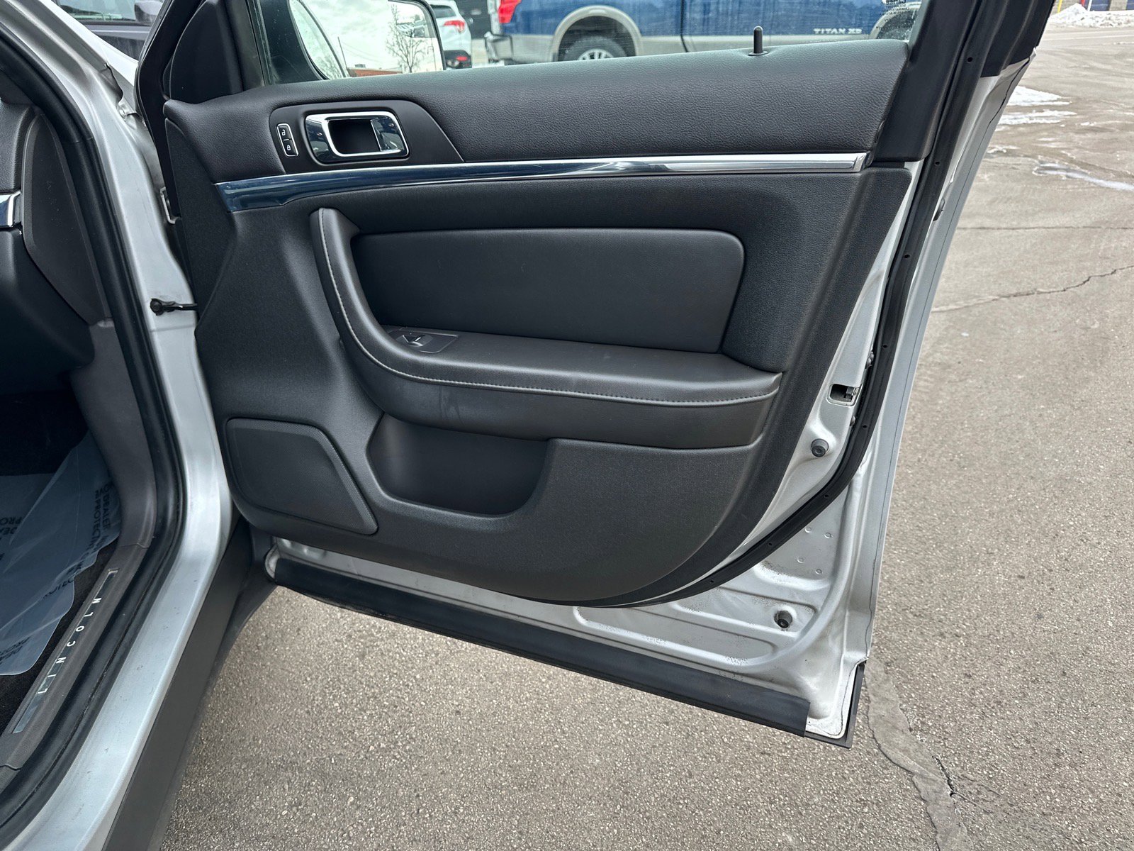 Used 2013 Lincoln MKS image 21