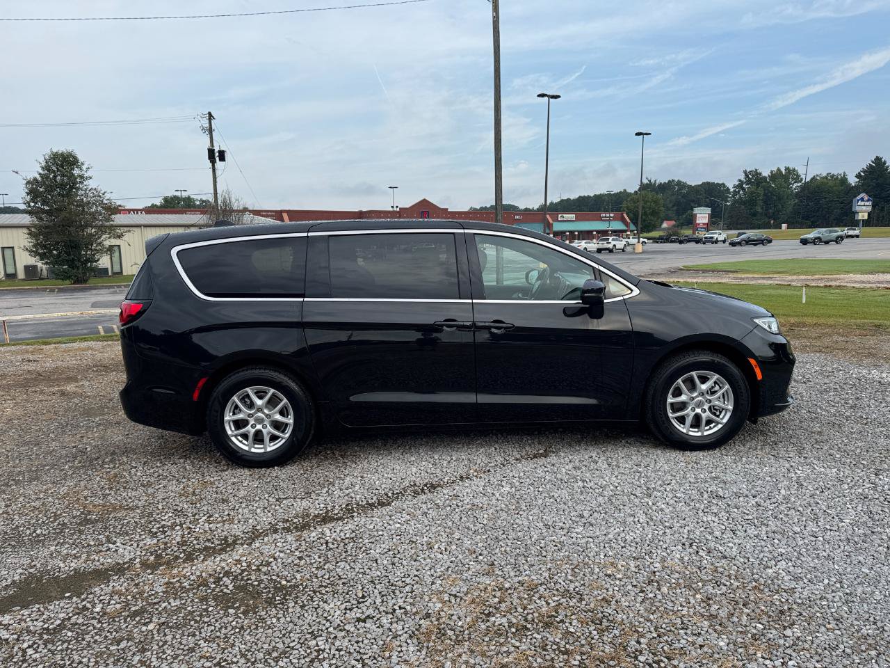 Used 2023 Chrysler Pacifica Touring FWD image 2