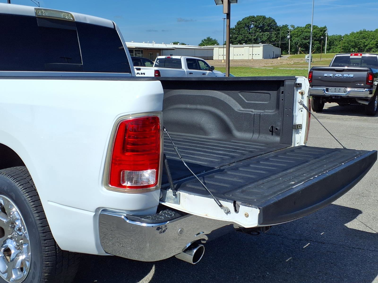 Used 2016 RAM 1500 Laramie w/ Convenience Group AWD/4WD image 19