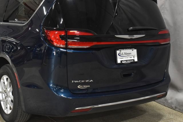 Certified 2025 Chrysler Pacifica Select image 9