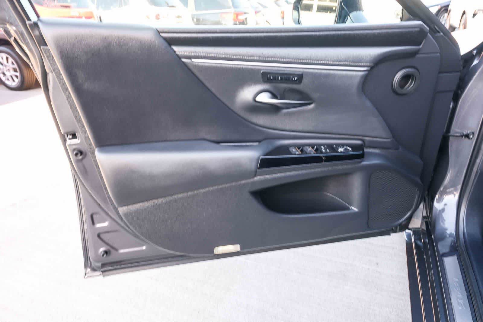 Used 2025 Lexus ES 300h w/ Premium Package FWD image 23