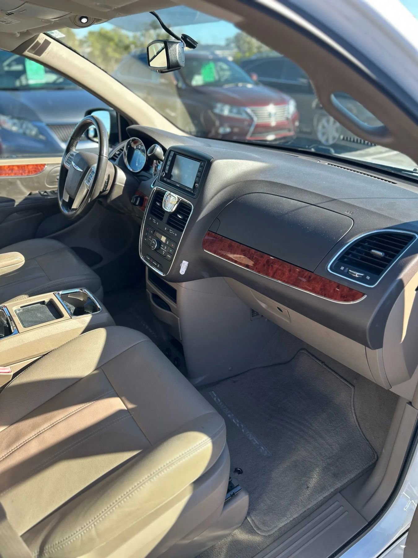 Used 2016 Chrysler Town & Country Touring image 17