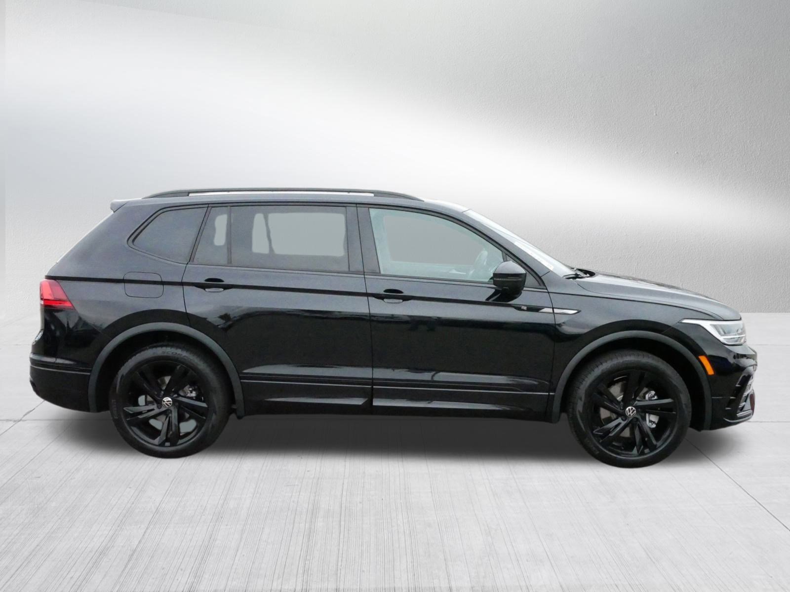 Certified 2024 Volkswagen Tiguan SE R-Line image 8