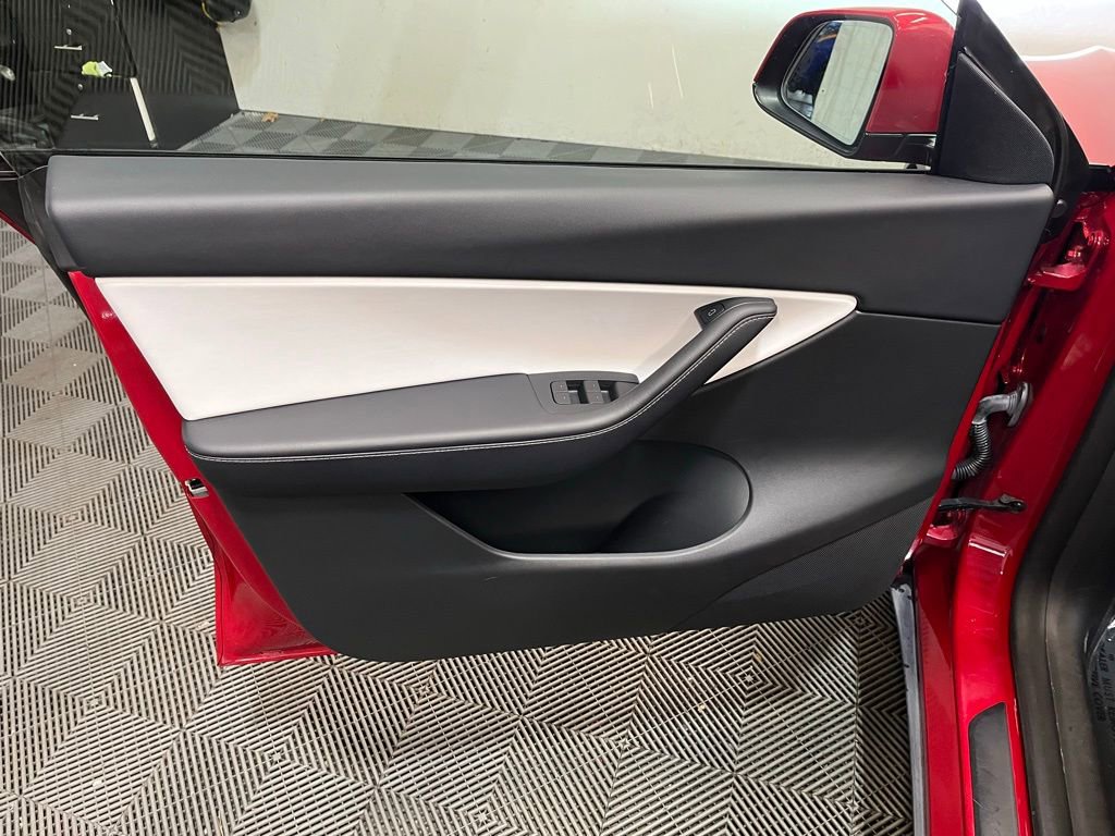 Used 2022 Tesla Model Y Long Range image 12