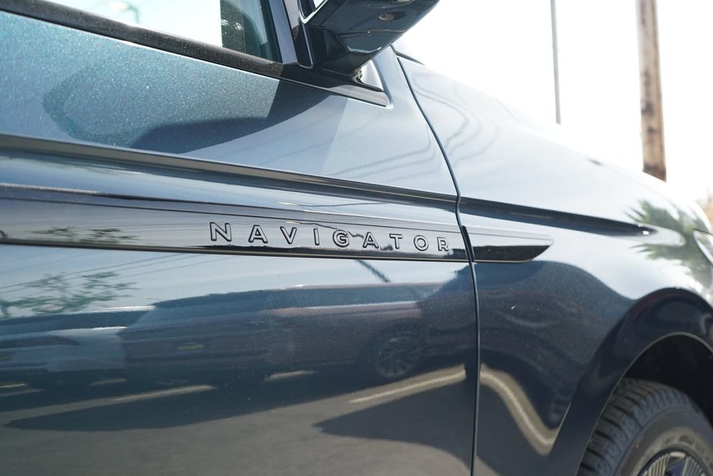 New 2026 Lincoln Navigator Reserve w/ Jet Appearance Package AWD/4WD image 37