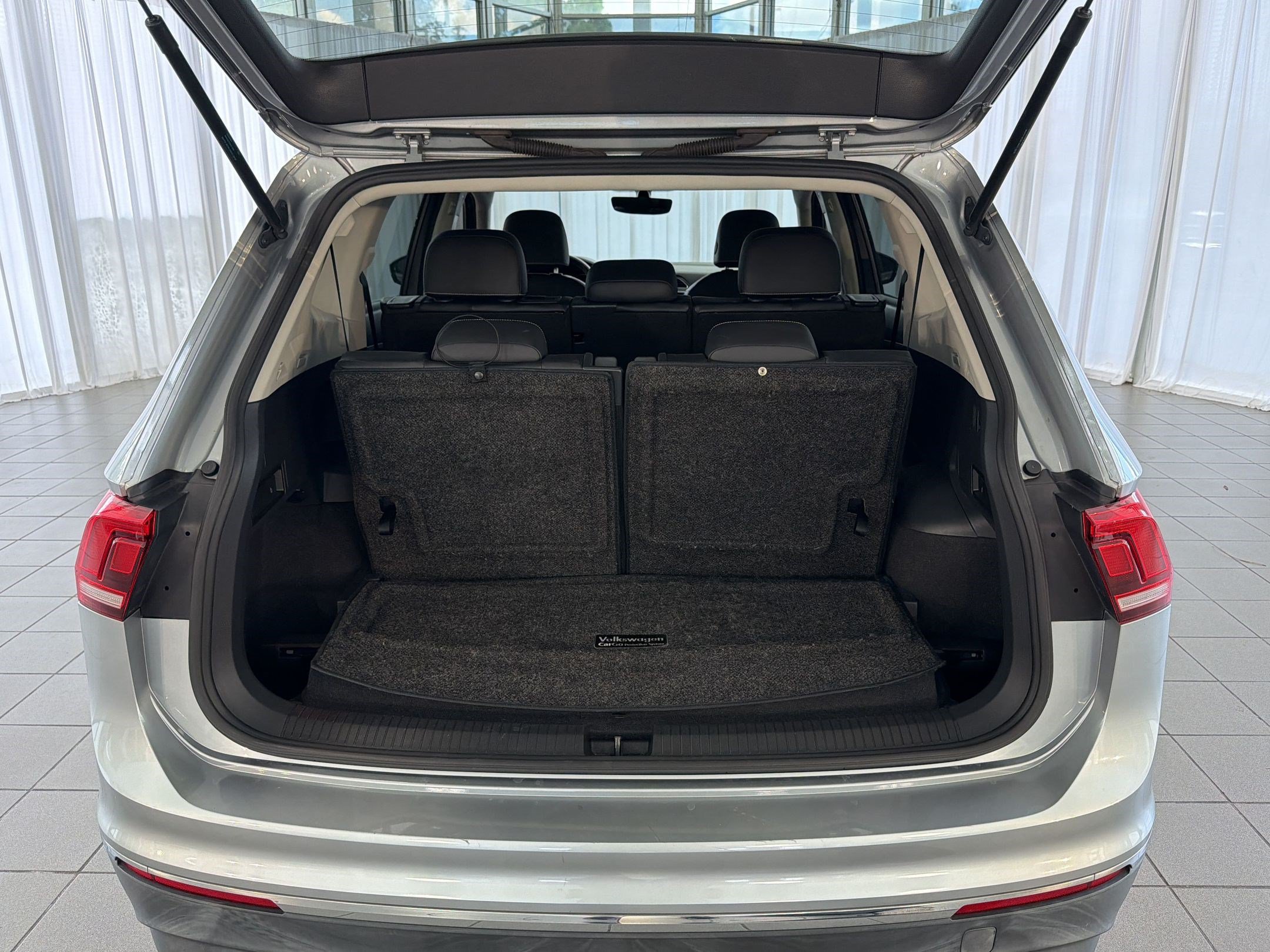 Used 2021 Volkswagen Tiguan SE w/ Panoramic Sunroof Package FWD image 34