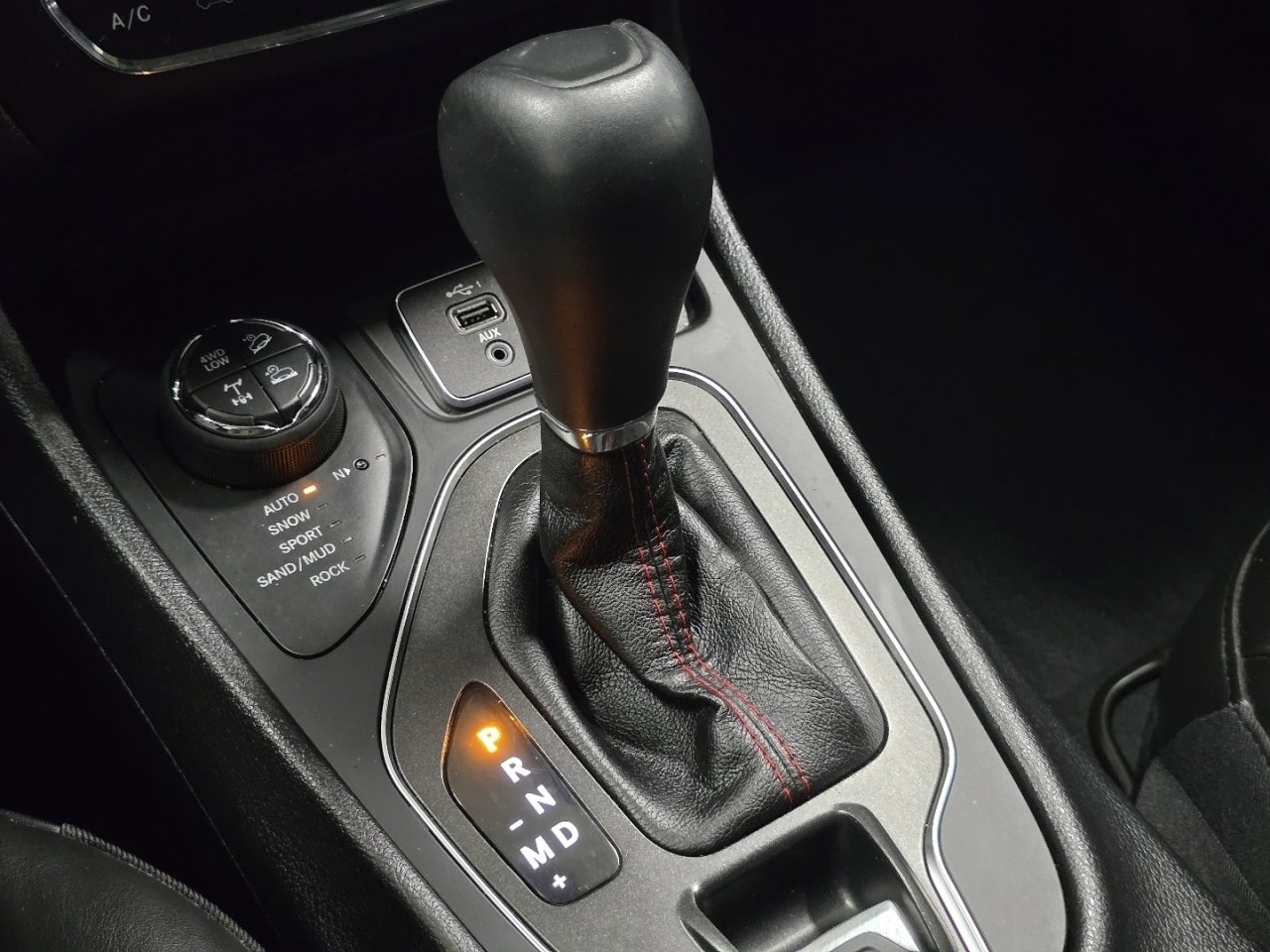 Used 2020 Jeep Cherokee Trailhawk AWD/4WD image 26