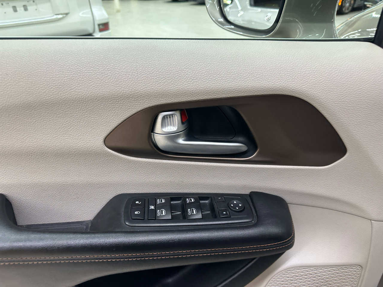 Used 2018 Chrysler Pacifica Touring-L Plus image 16