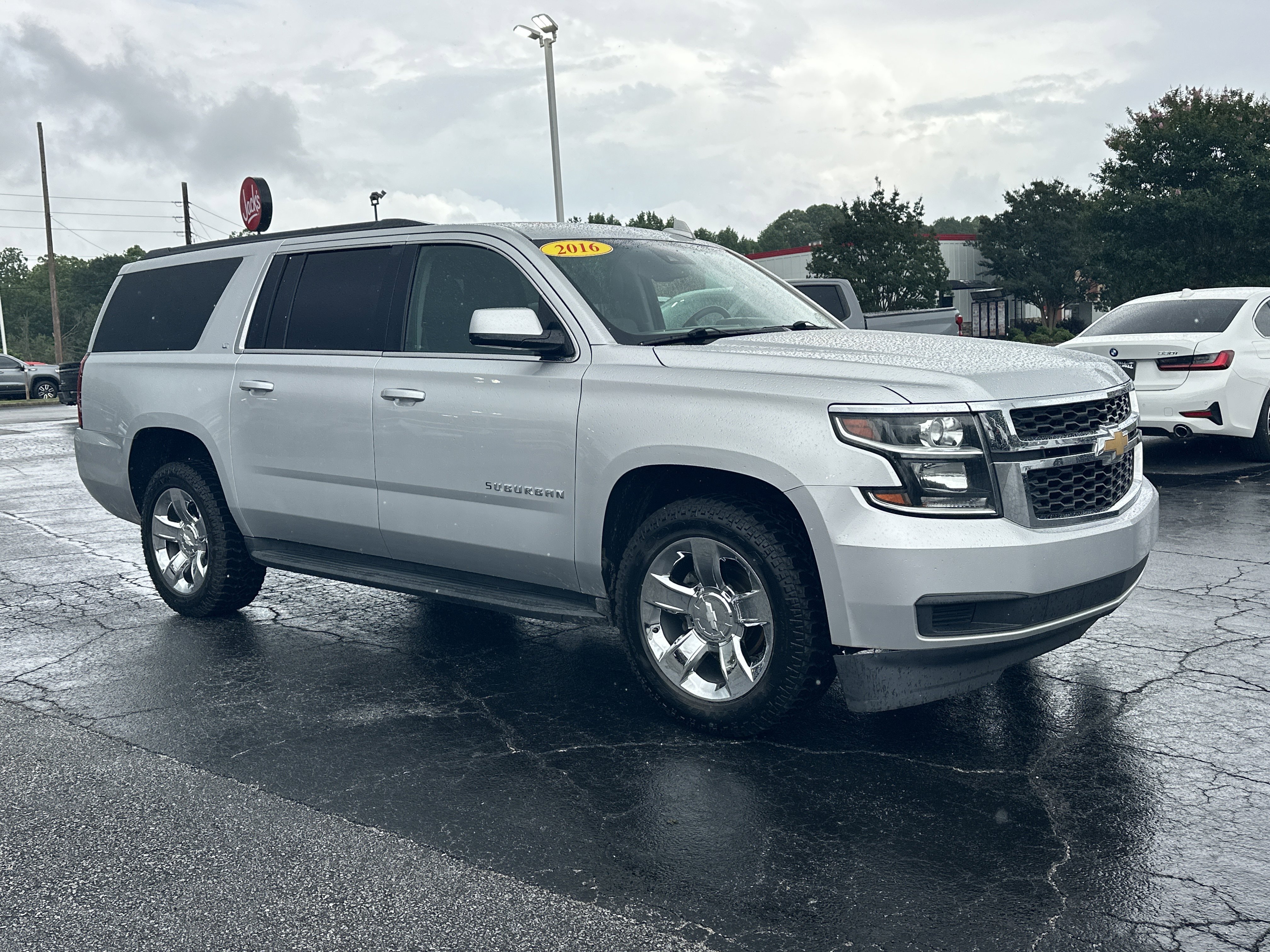 Used 2016 Chevrolet Suburban LT RWD image 2