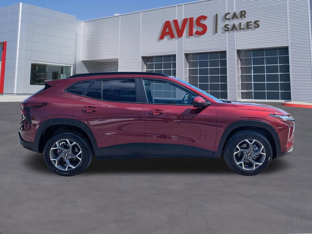 Used 2025 Chevrolet Trax LT w/ LT Convenience Package FWD image 5
