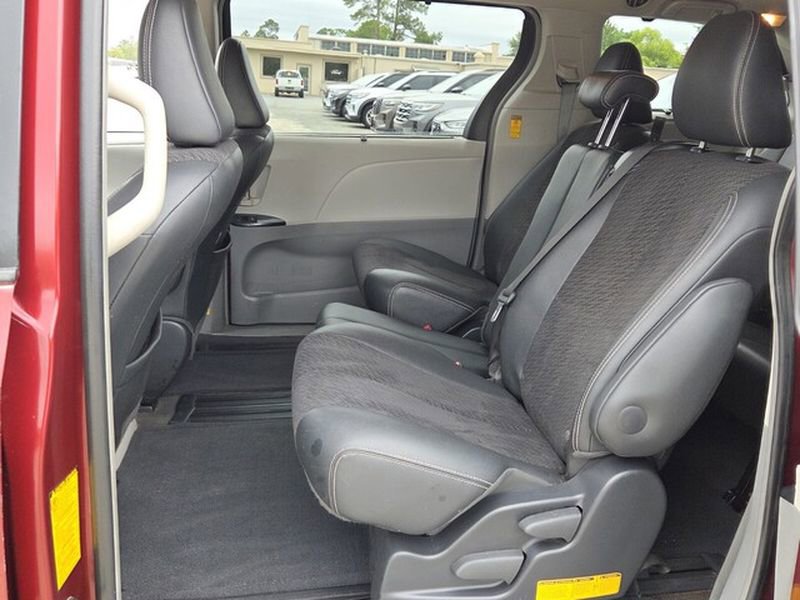 Used 2014 Toyota Sienna SE FWD image 8