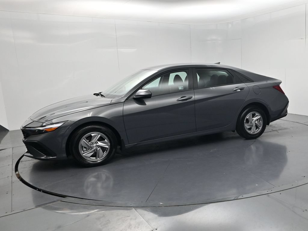 Used 2025 Hyundai Elantra SE FWD image 4