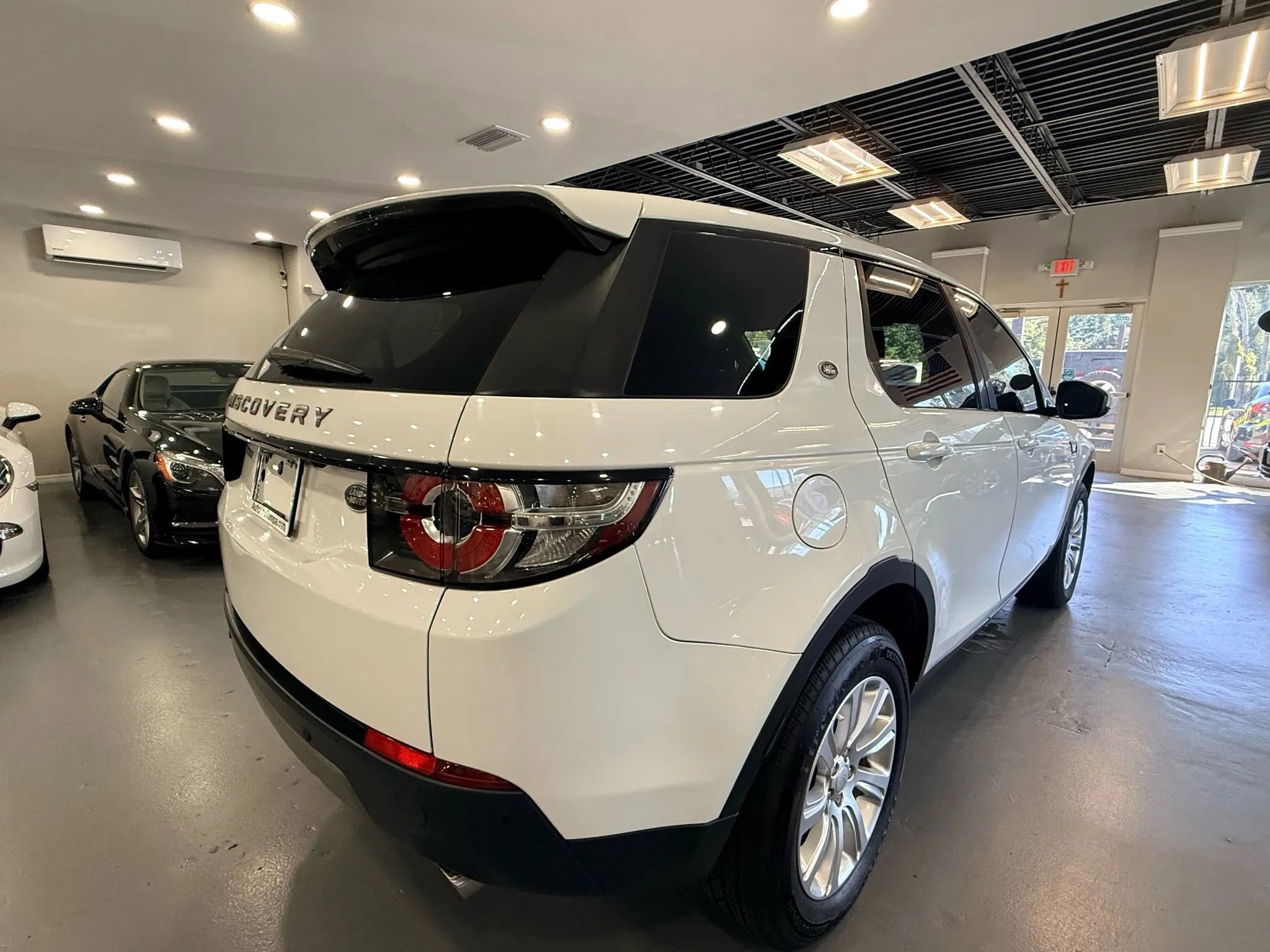 Used 2017 Land Rover Discovery Sport SE image 6