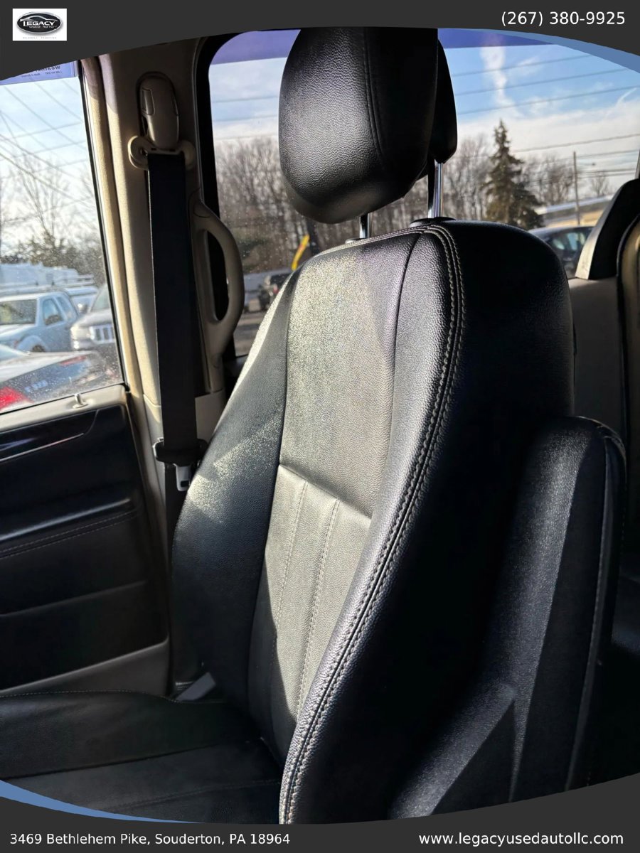 Used 2016 Chrysler Town & Country Touring FWD image 24