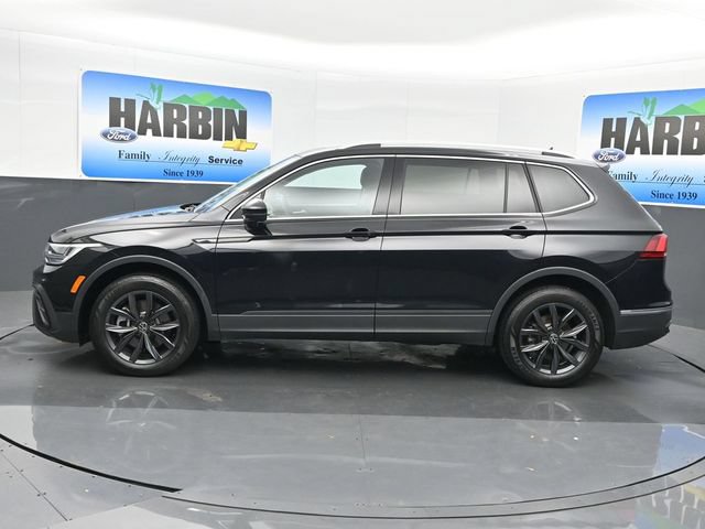 Used 2023 Volkswagen Tiguan SE w/ Panoramic Sunroof Package FWD image 2