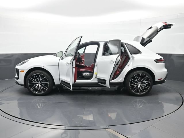 Certified 2025 Porsche Macan AWD/4WD image 29