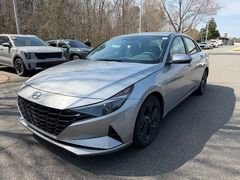 Used 2023 Hyundai Elantra SEL image 3