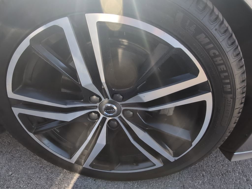 Used 2020 Volvo S60 T5 R-Design image 3