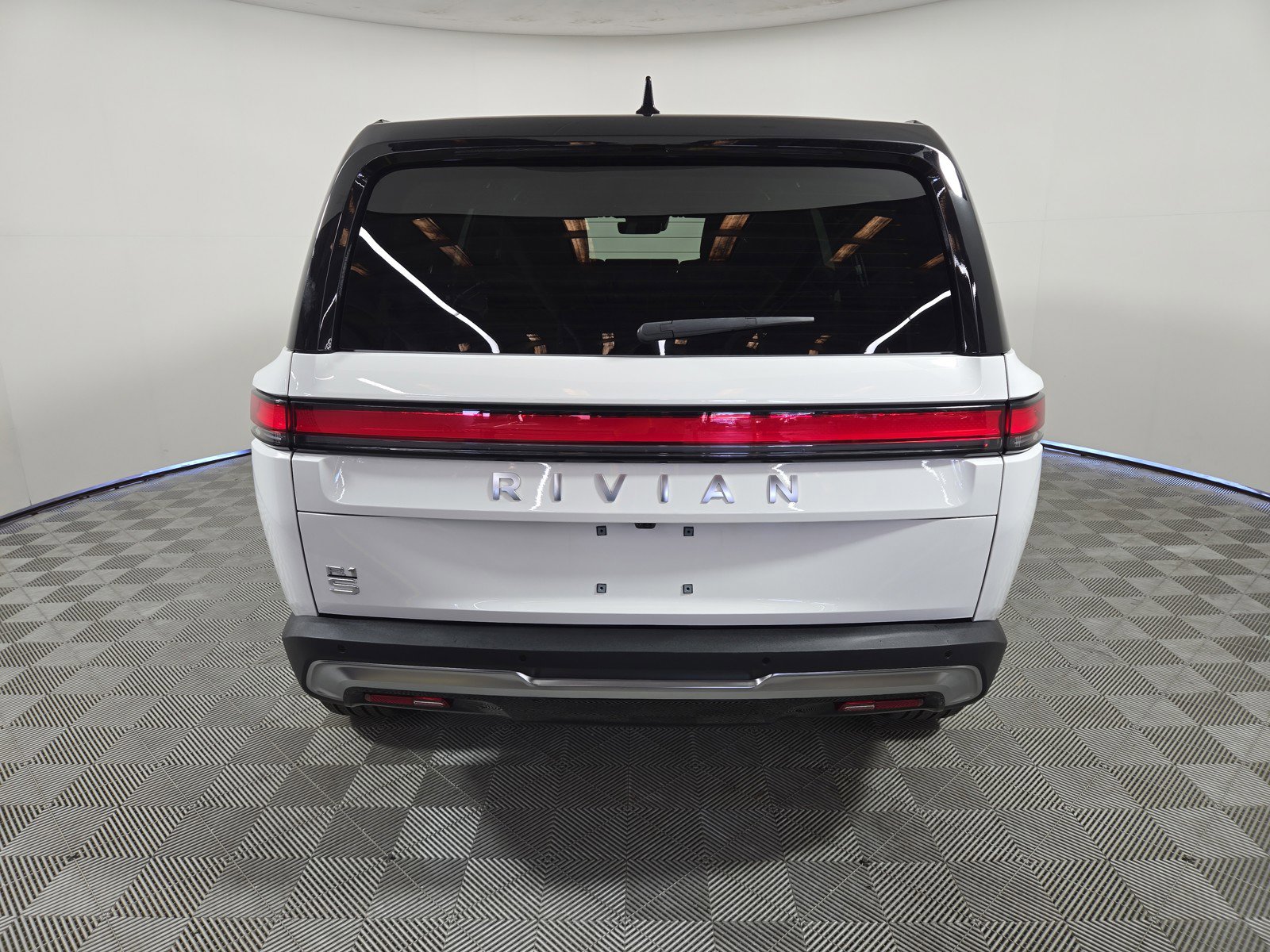 Used 2024 Rivian R1S Adventure AWD/4WD image 4