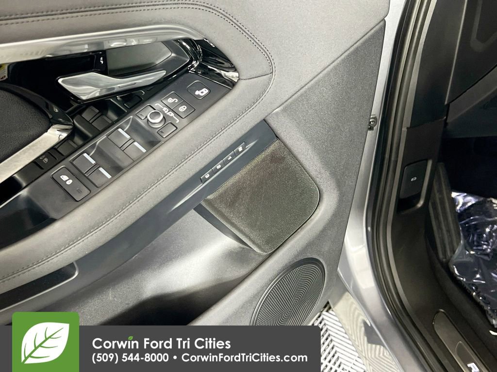 Used 2020 Land Rover Range Rover Evoque SE image 13