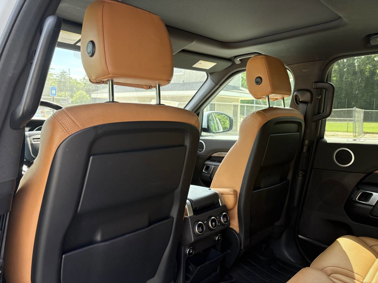 Used 2017 Land Rover Discovery HSE AWD/4WD image 11