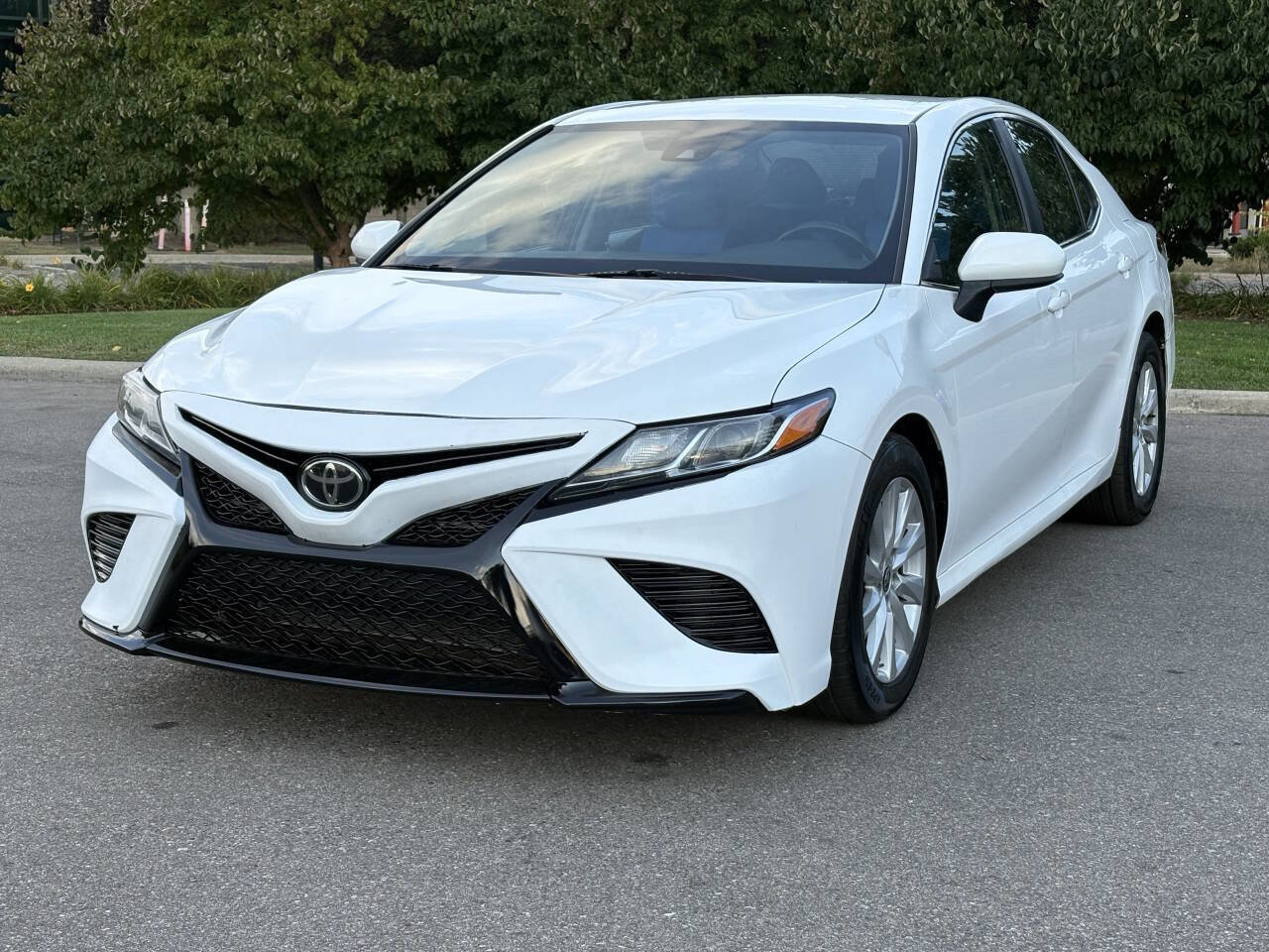 Used 2018 Toyota Camry LE image 3