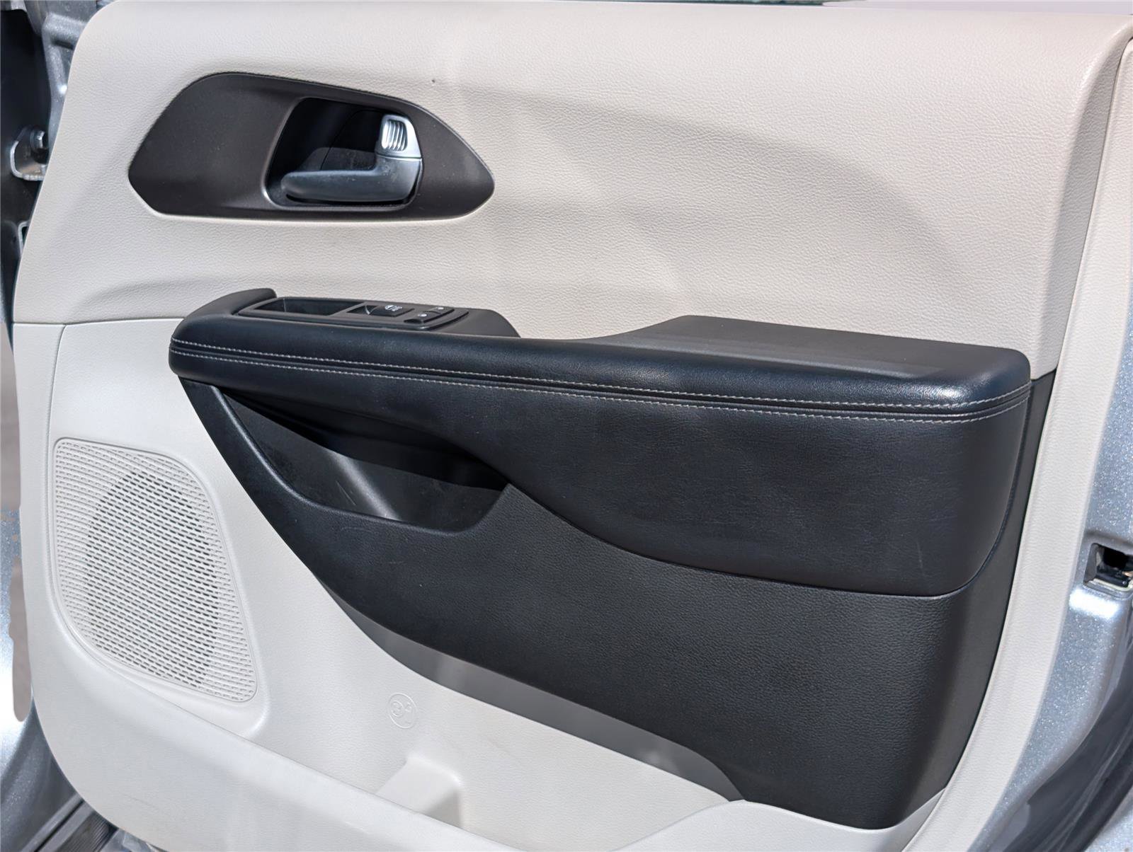 Used 2018 Chrysler Pacifica Limited image 38