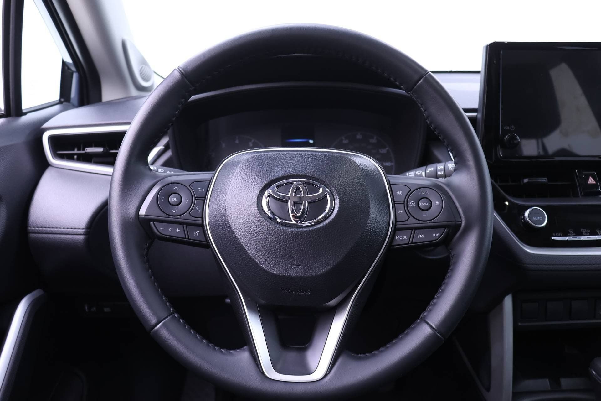 Certified 2025 Toyota Corolla Cross LE image 14